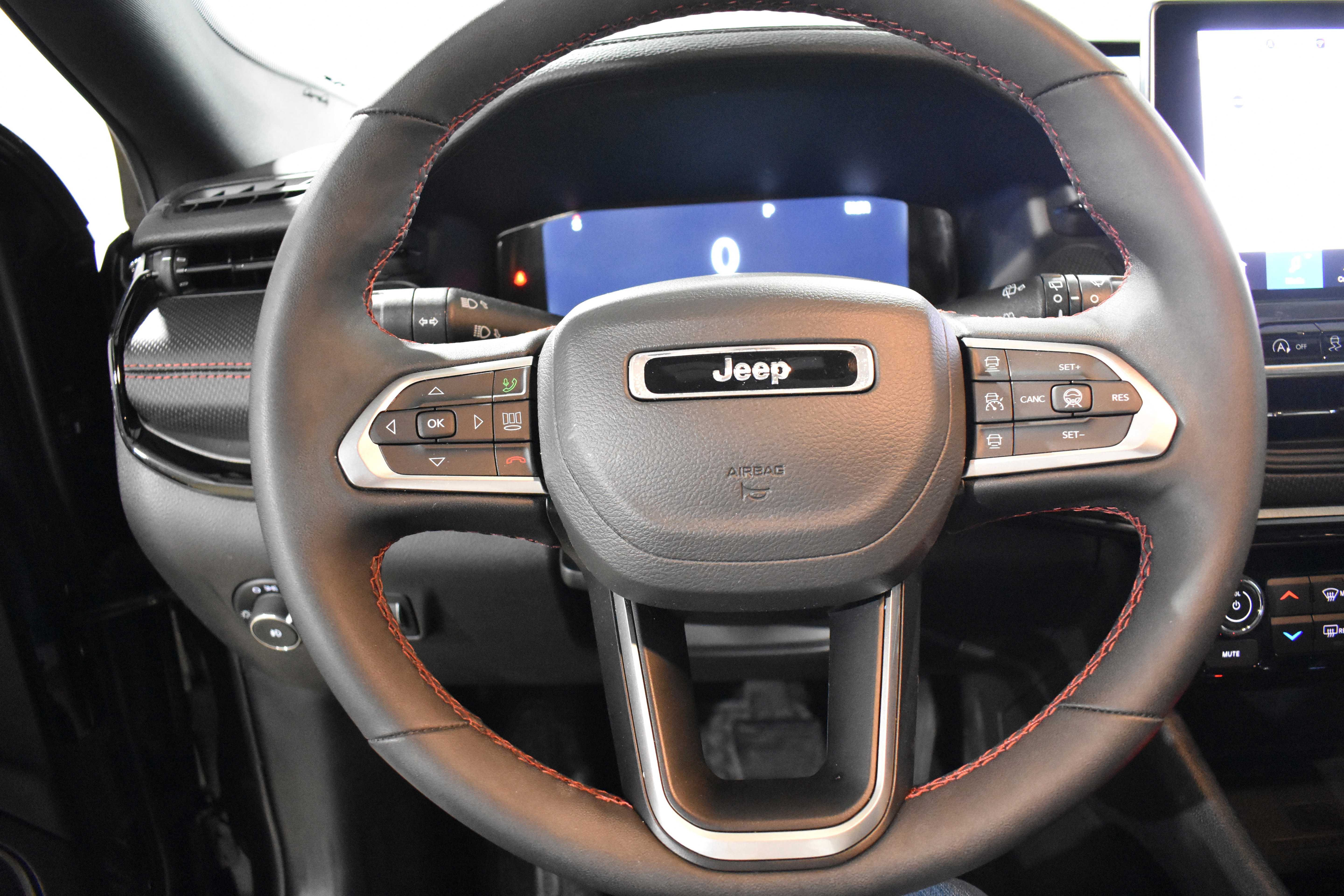 Used 2025 Jeep Compass Trailhawk w/ Trailhawk Elite Group image 12