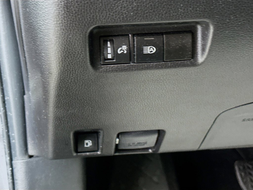 Used 2025 Toyota RAV4 XLE AWD/4WD image 10