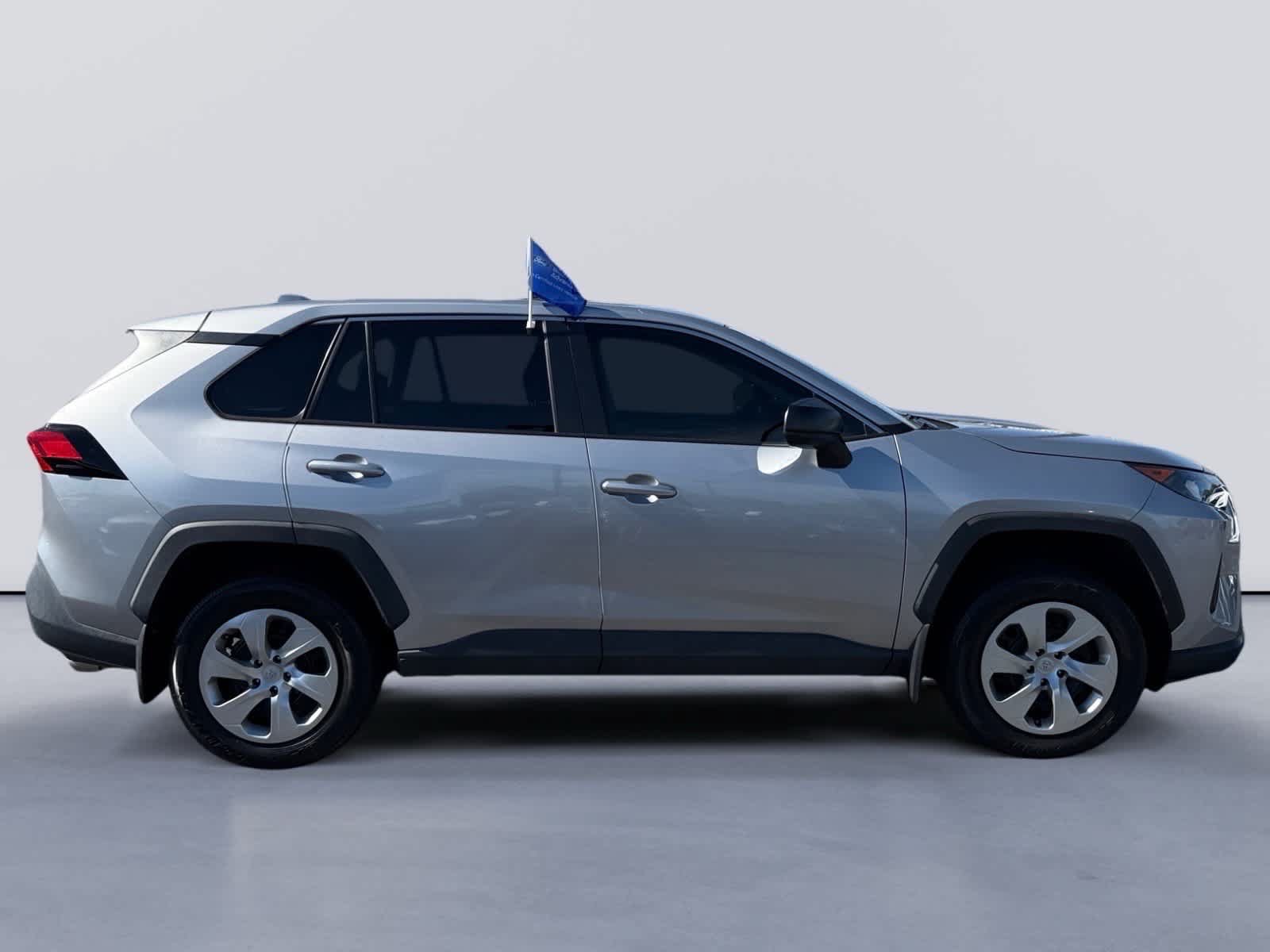 Used 2022 Toyota RAV4 LE FWD image 6