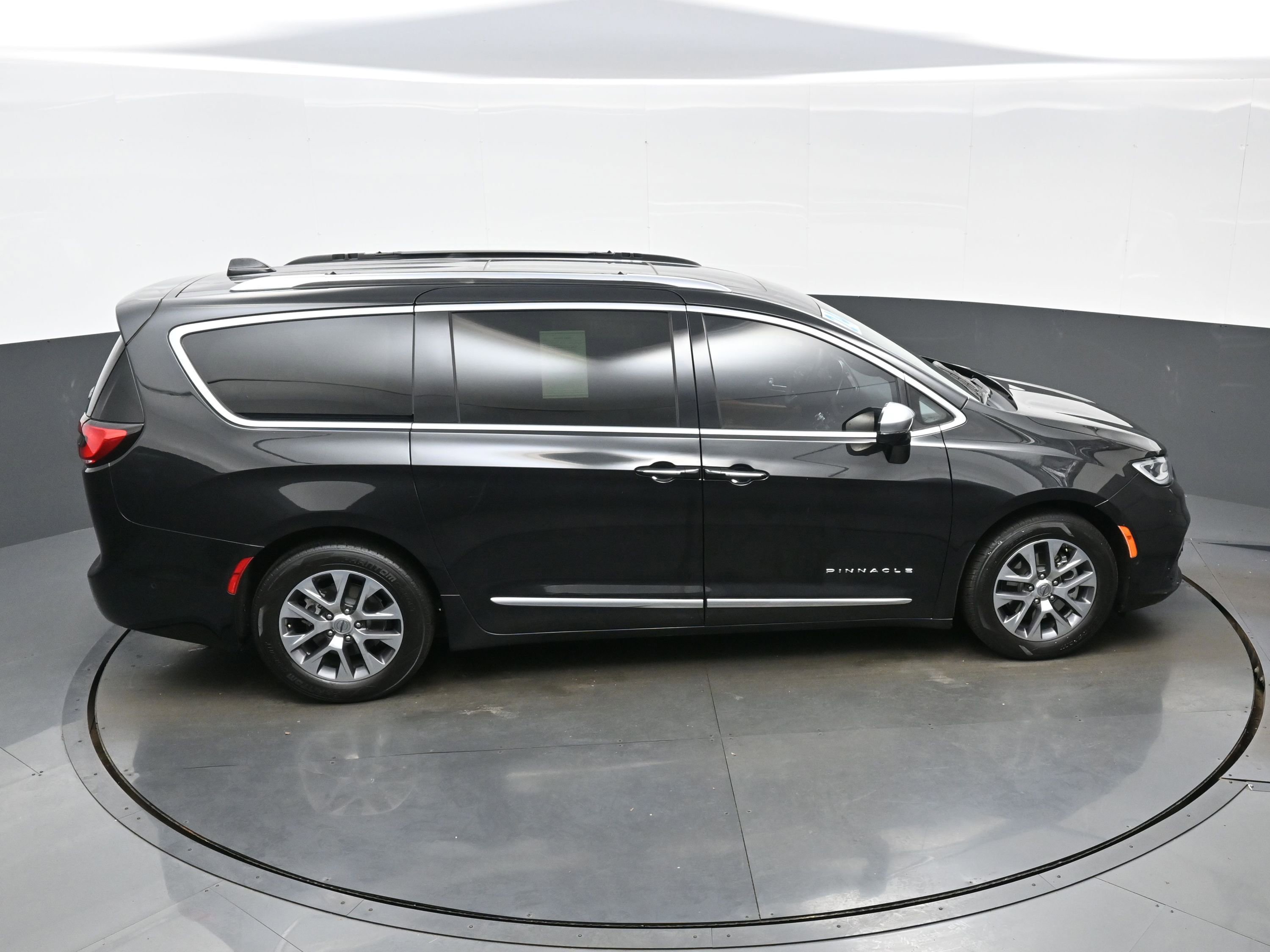 Used 2024 Chrysler Pacifica Pinnacle image 40