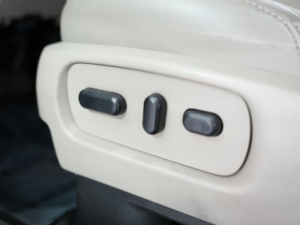 Used 2013 Ford Explorer XLT image 45