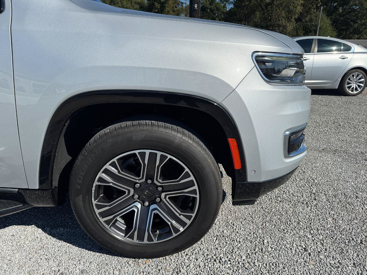 Used 2024 Jeep Wagoneer L Series II RWD image 7