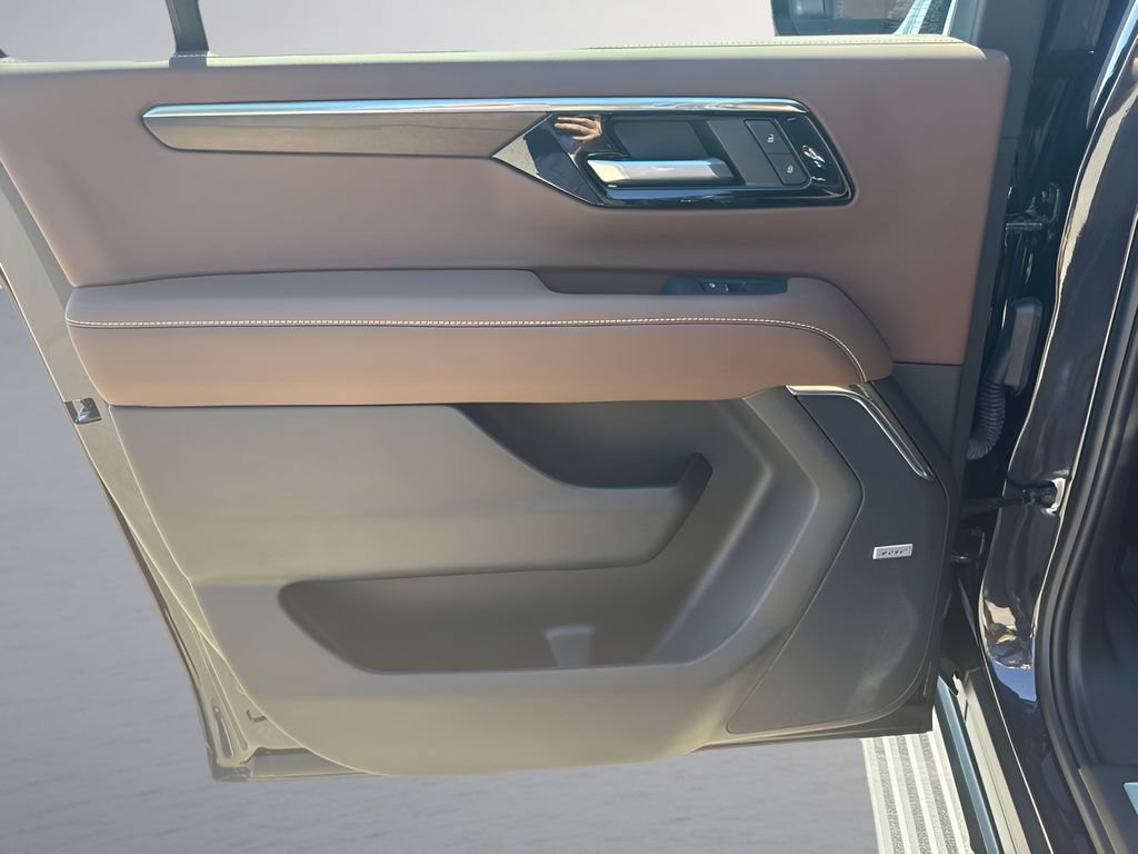 Used 2026 Chevrolet Suburban High Country RWD image 33