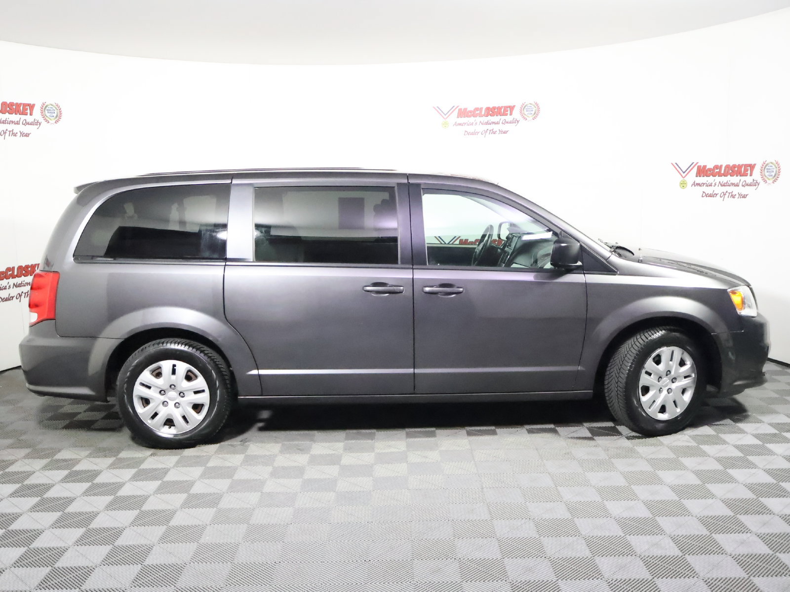 Used 2018 Dodge Grand Caravan SE FWD image 3