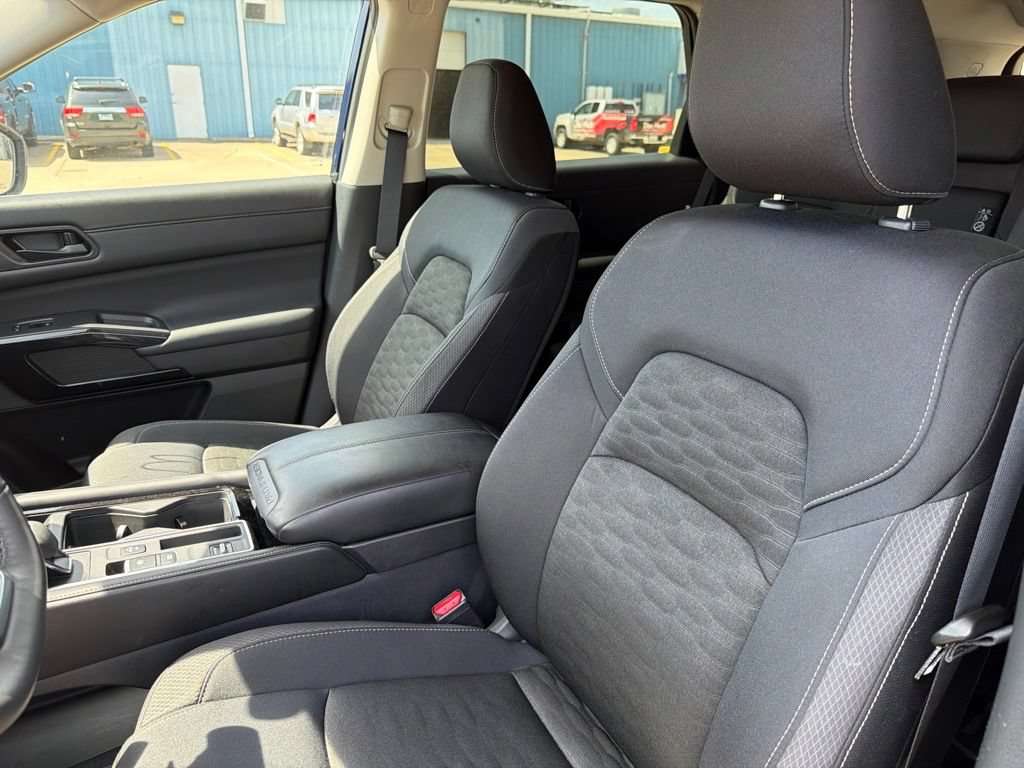 Used 2025 Nissan Pathfinder SV FWD image 3
