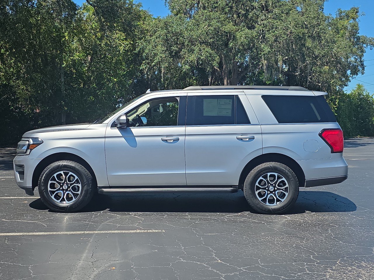 Used 2024 Ford Expedition XLT AWD/4WD image 9