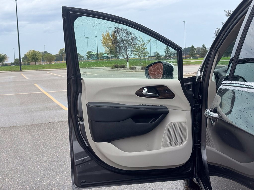 Used 2023 Chrysler Pacifica Limited FWD image 5