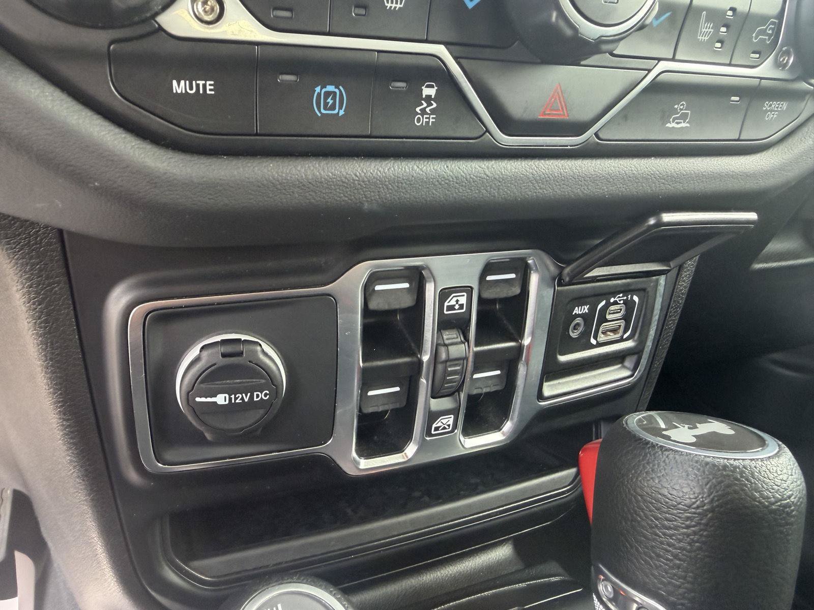 Used 2024 Jeep Wrangler Unlimited Sahara AWD/4WD image 28
