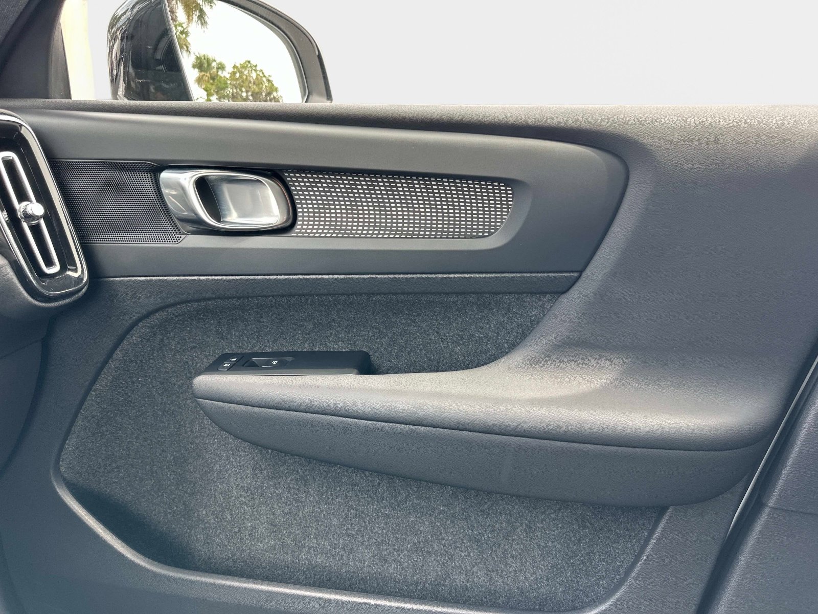 Used 2022 Volvo XC40 T5 R-Design image 25