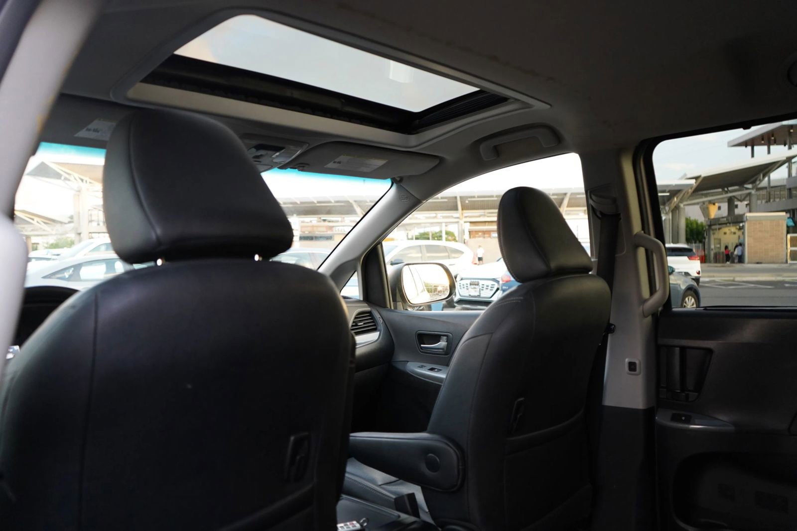 Used 2015 Toyota Sienna SE Premium image 17