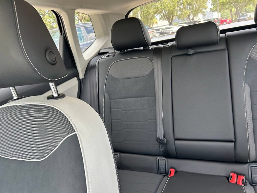 New 2026 Volkswagen Taos SE FWD image 11