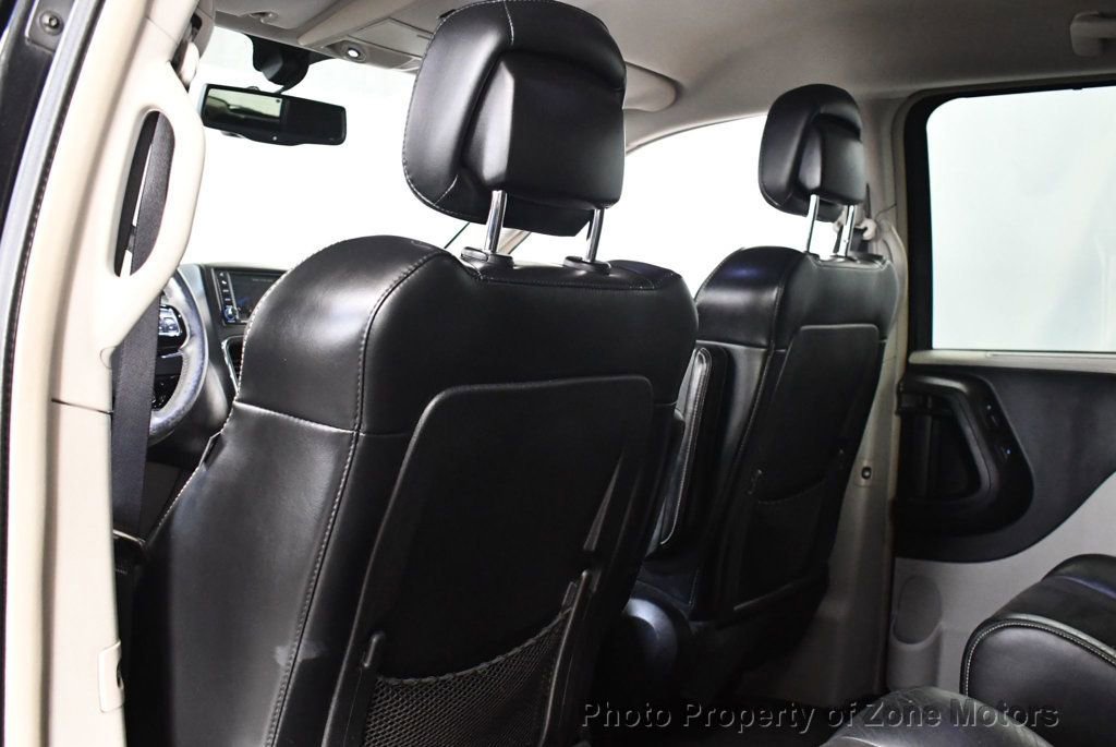 Used 2014 Chrysler Town & Country Touring-L image 19