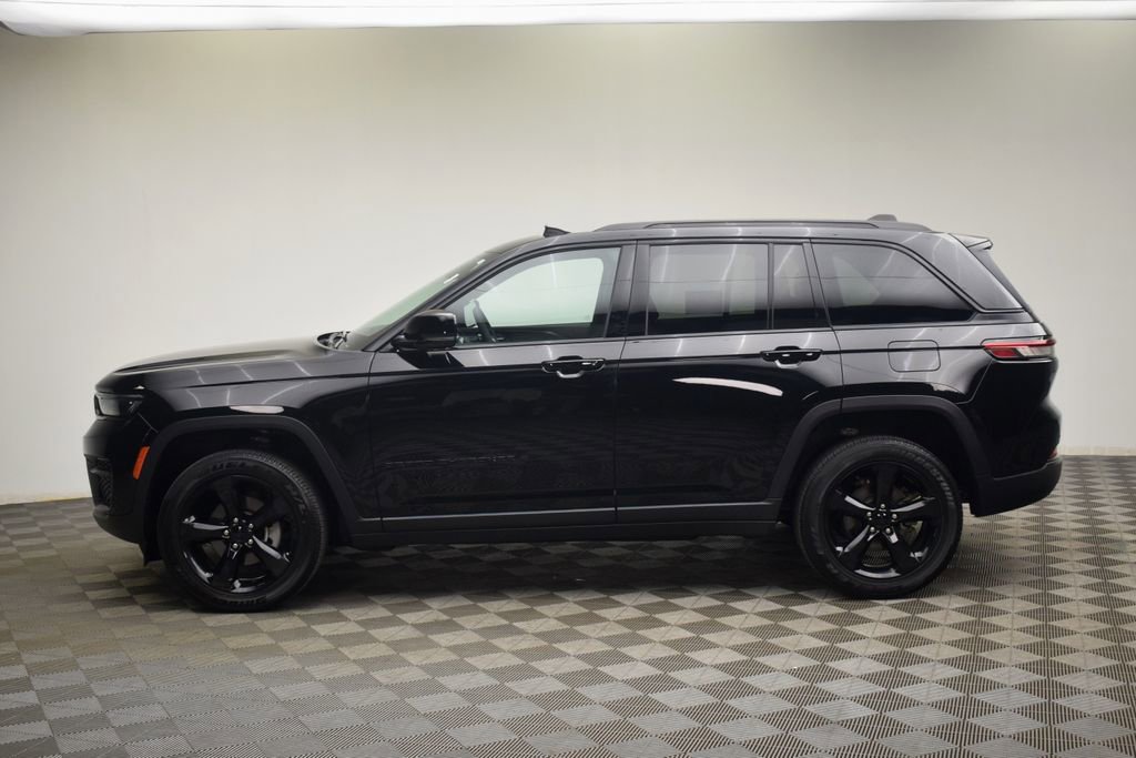 Used 2024 Jeep Grand Cherokee Altitude AWD/4WD image 8