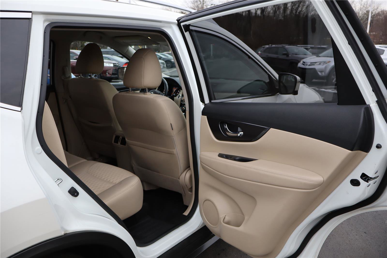 Used 2020 Nissan Rogue SV w/ Premium Package image 29