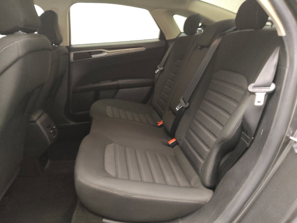 Used 2020 Ford Fusion SE image 18