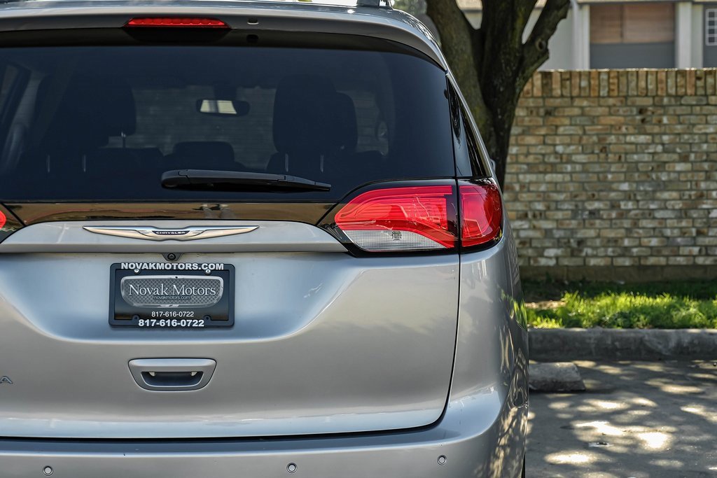 Used 2019 Chrysler Pacifica Touring-L image 57