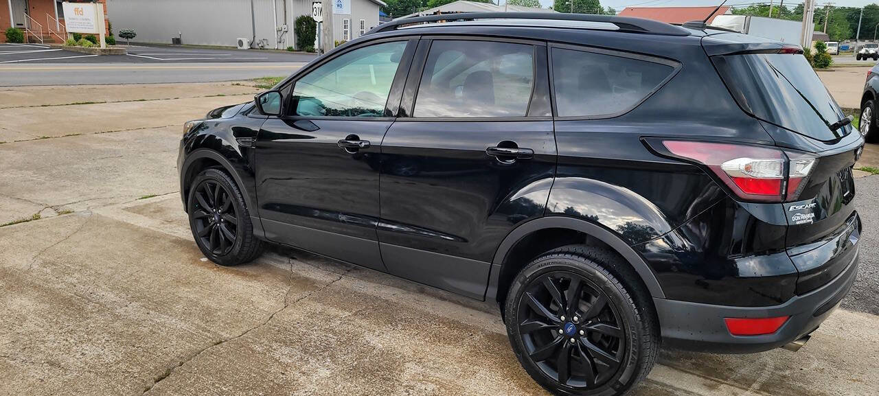 Used 2018 Ford Escape SE w/ SE Sport Appearance Package AWD/4WD image 3