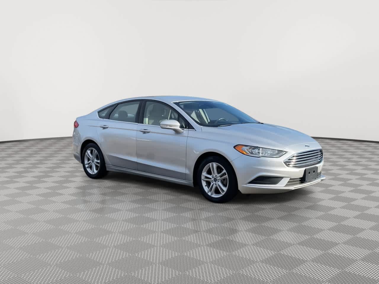 Used 2018 Ford Fusion SE FWD image 2