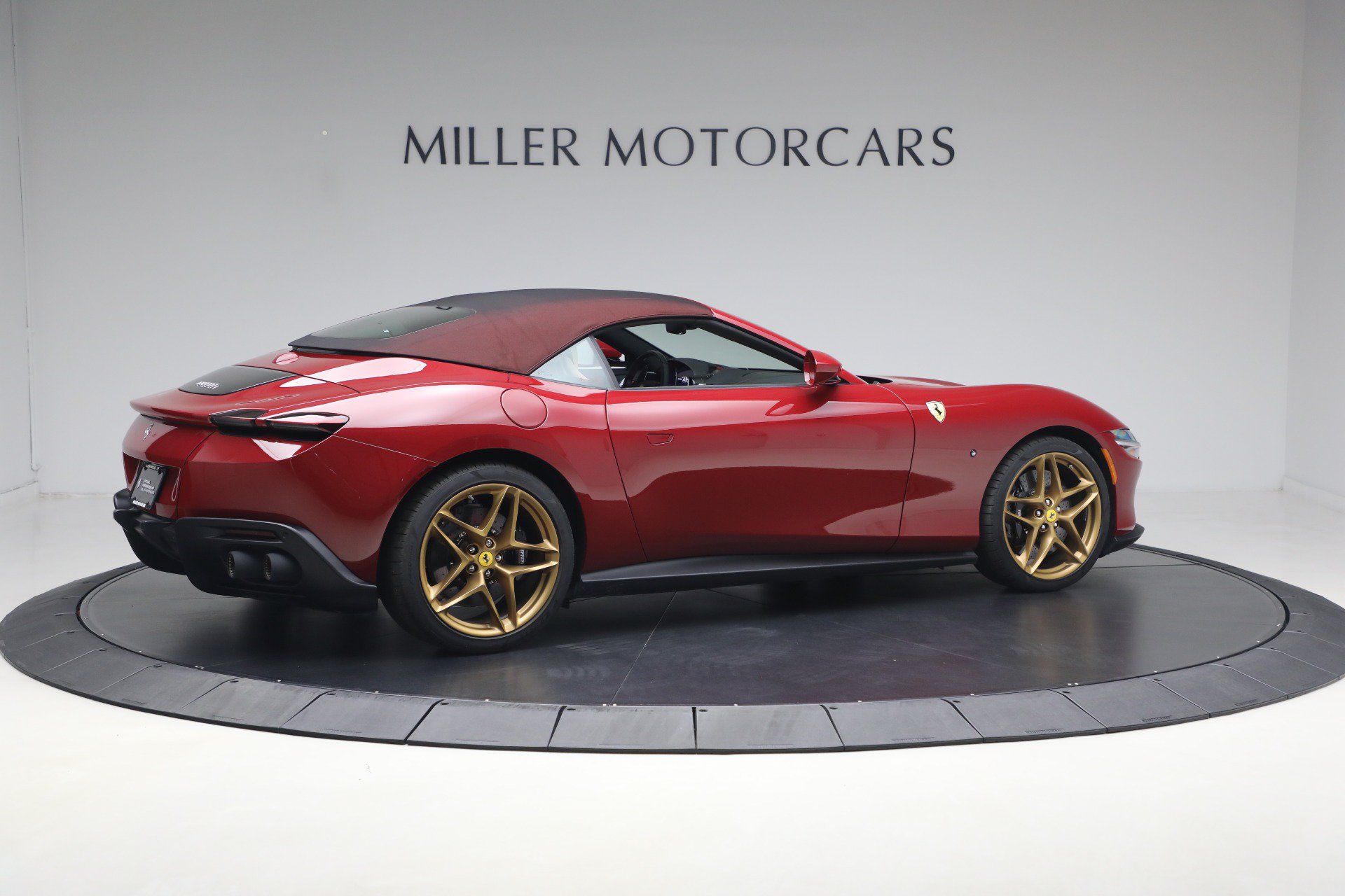 Certified 2025 Ferrari Roma Spider RWD image 32