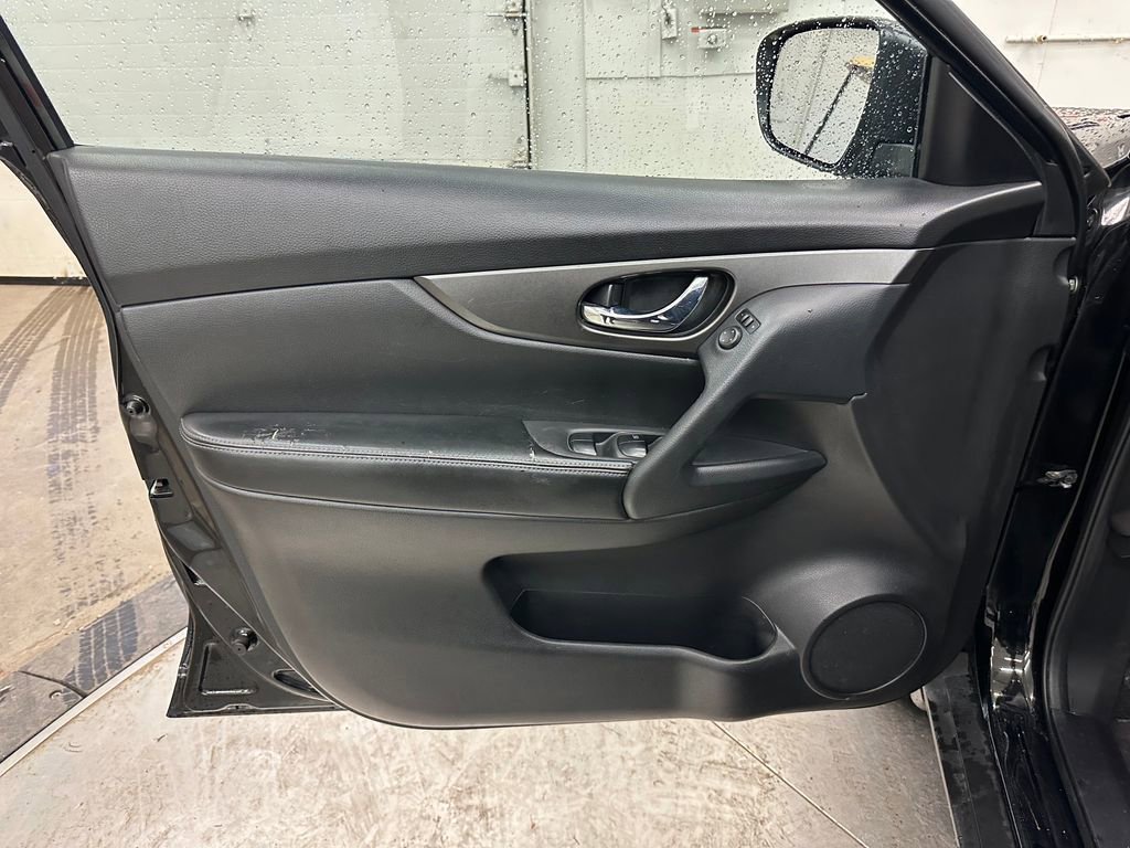 Used 2016 Nissan Rogue S AWD/4WD image 17