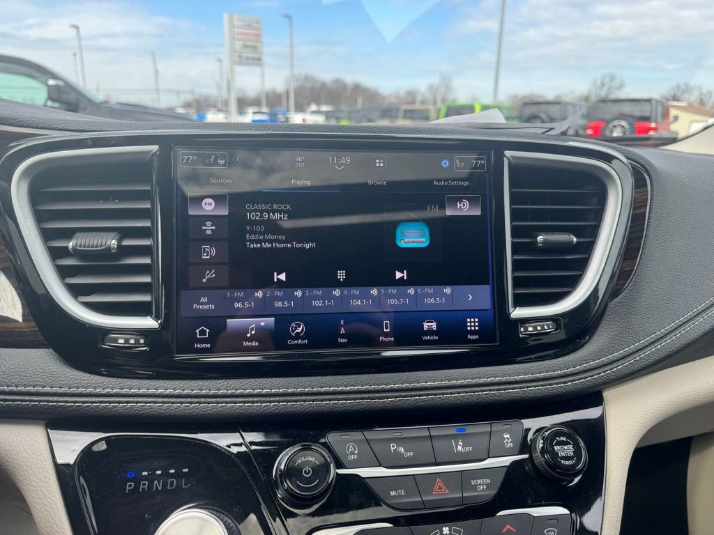 Used 2023 Chrysler Pacifica Limited image 16