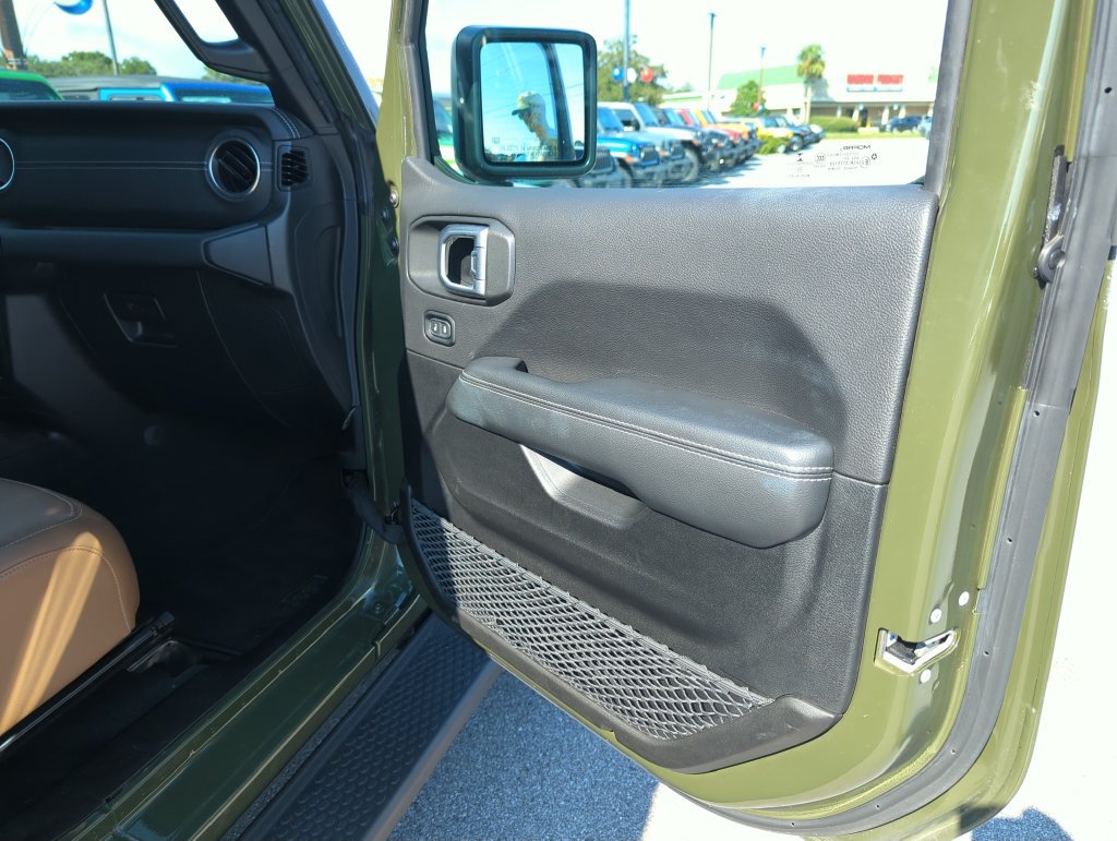 Used 2022 Jeep Wrangler Unlimited Sahara AWD/4WD image 30