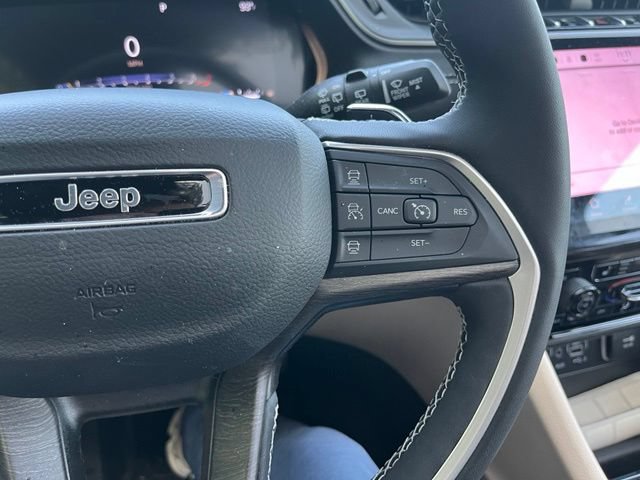 Used 2025 Jeep Grand Cherokee Limited AWD/4WD image 17