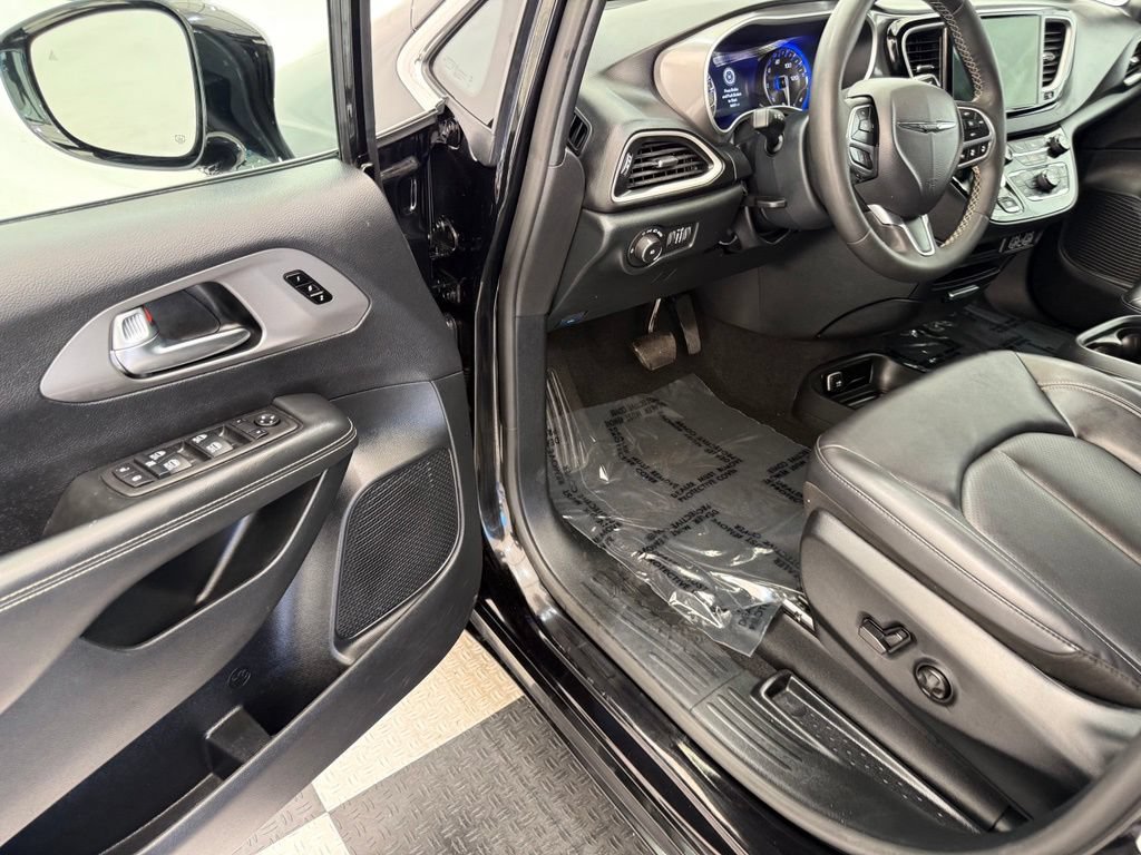 Used 2025 Chrysler Pacifica Select FWD image 33