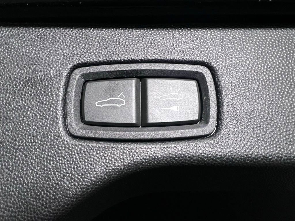 Certified 2025 Porsche Macan Electric image 18