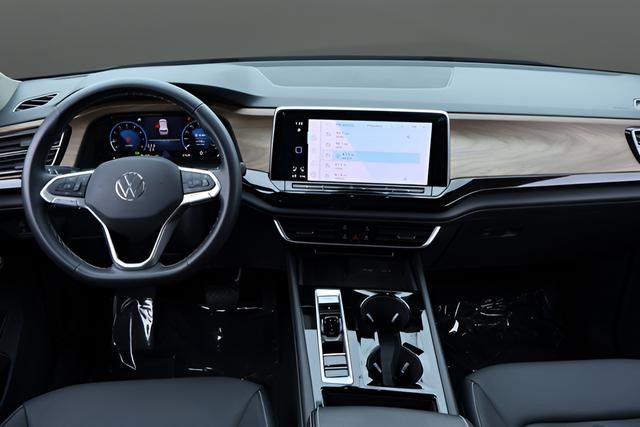 Certified 2025 Volkswagen Atlas SE FWD image 17