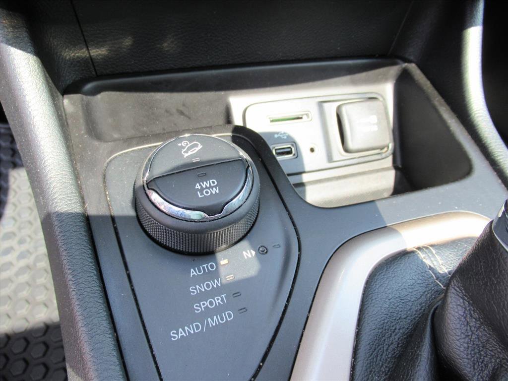 Used 2014 Jeep Cherokee Limited w/ Luxury Group image 18