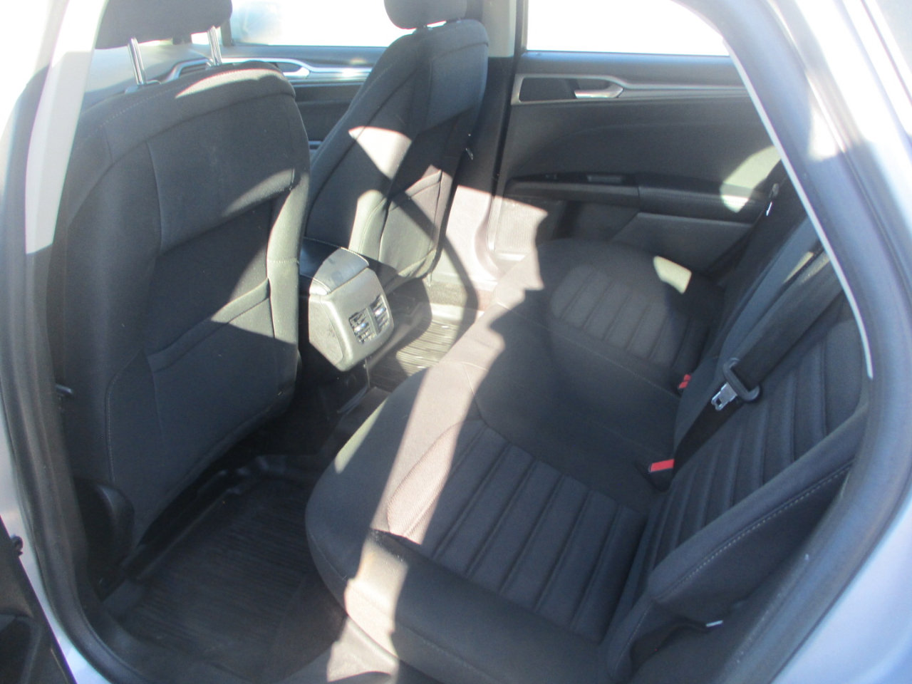 Used 2017 Ford Fusion SE w/ Fusion SE Technology Package image 9