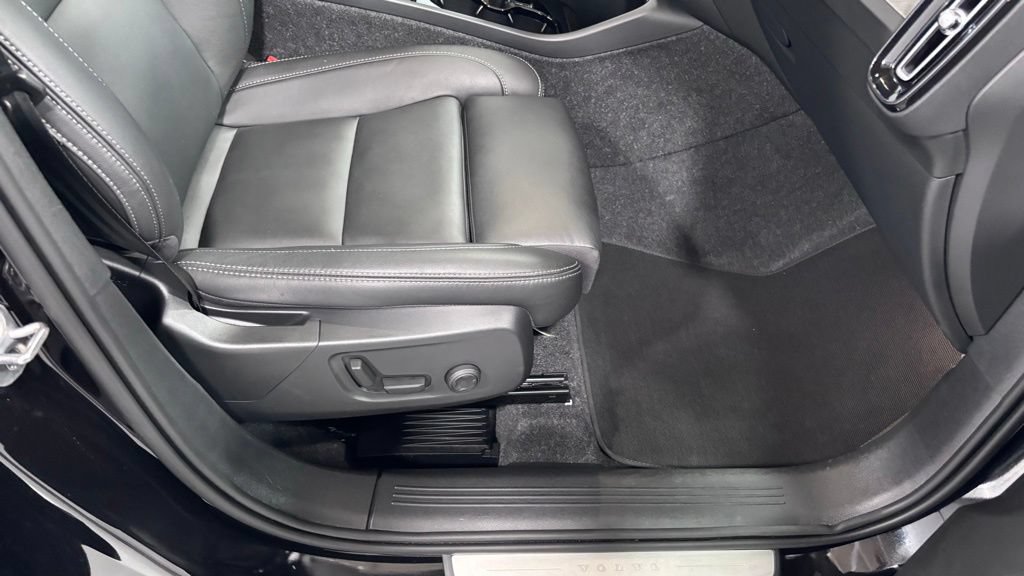 Certified 2025 Volvo XC40 B5 Plus AWD/4WD image 18