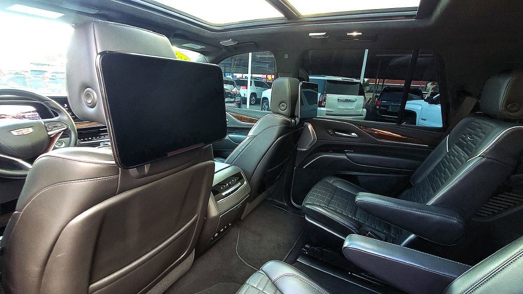 Used 2021 Cadillac Escalade Sport Platinum w/ LPO, ONYX Package image 32