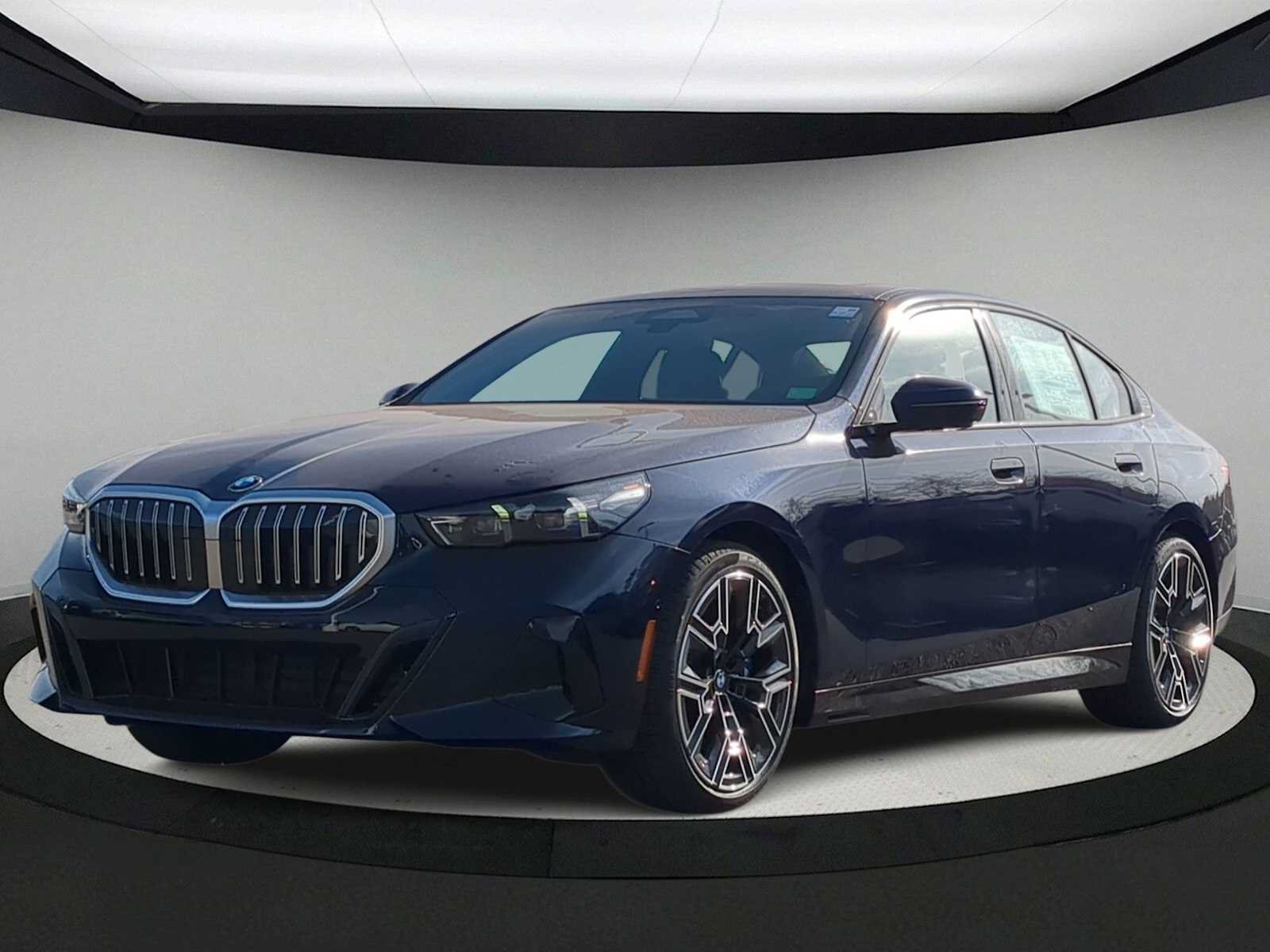 Used 2026 BMW 530i xDrive w/ M Sport Package AWD/4WD image 4