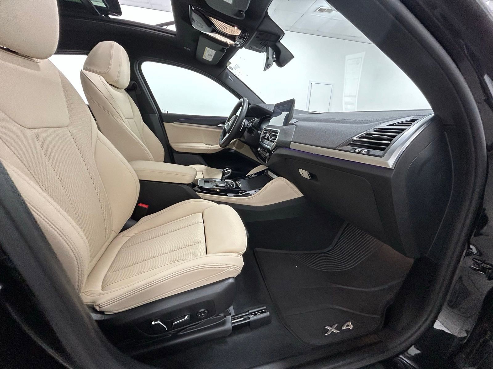 Used 2025 BMW X4 xDrive30i w/ M Sport Package AWD/4WD image 41