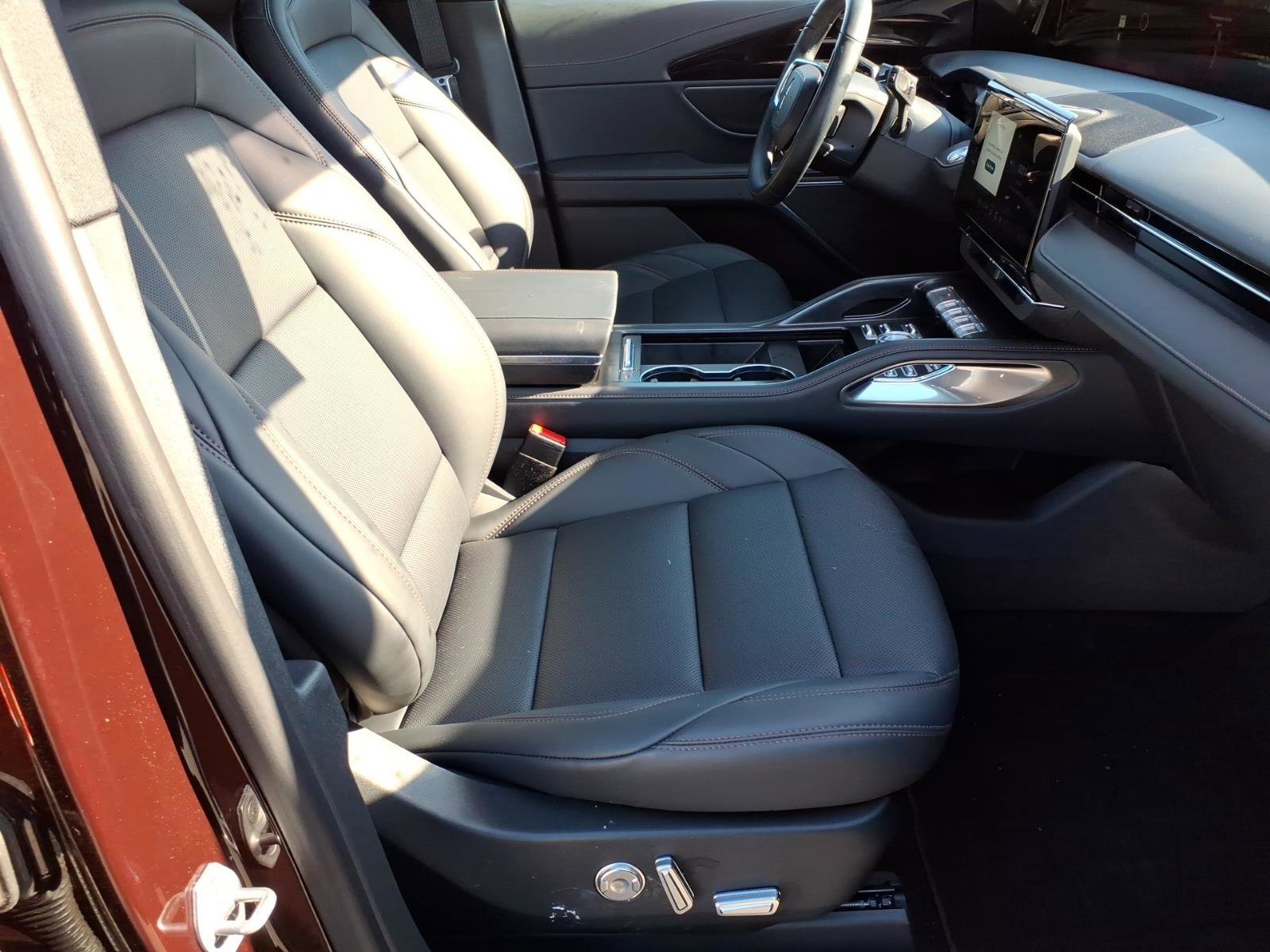 Used 2025 Lincoln Nautilus Premier w/ Jet Appearance Package image 8