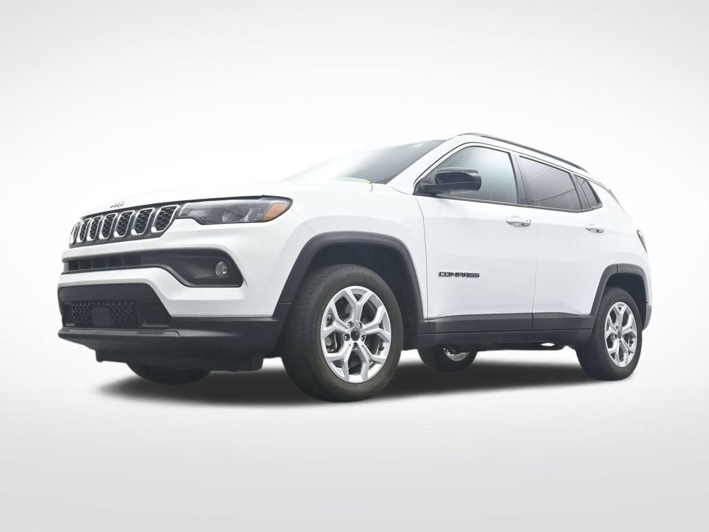Used 2025 Jeep Compass Latitude image 30