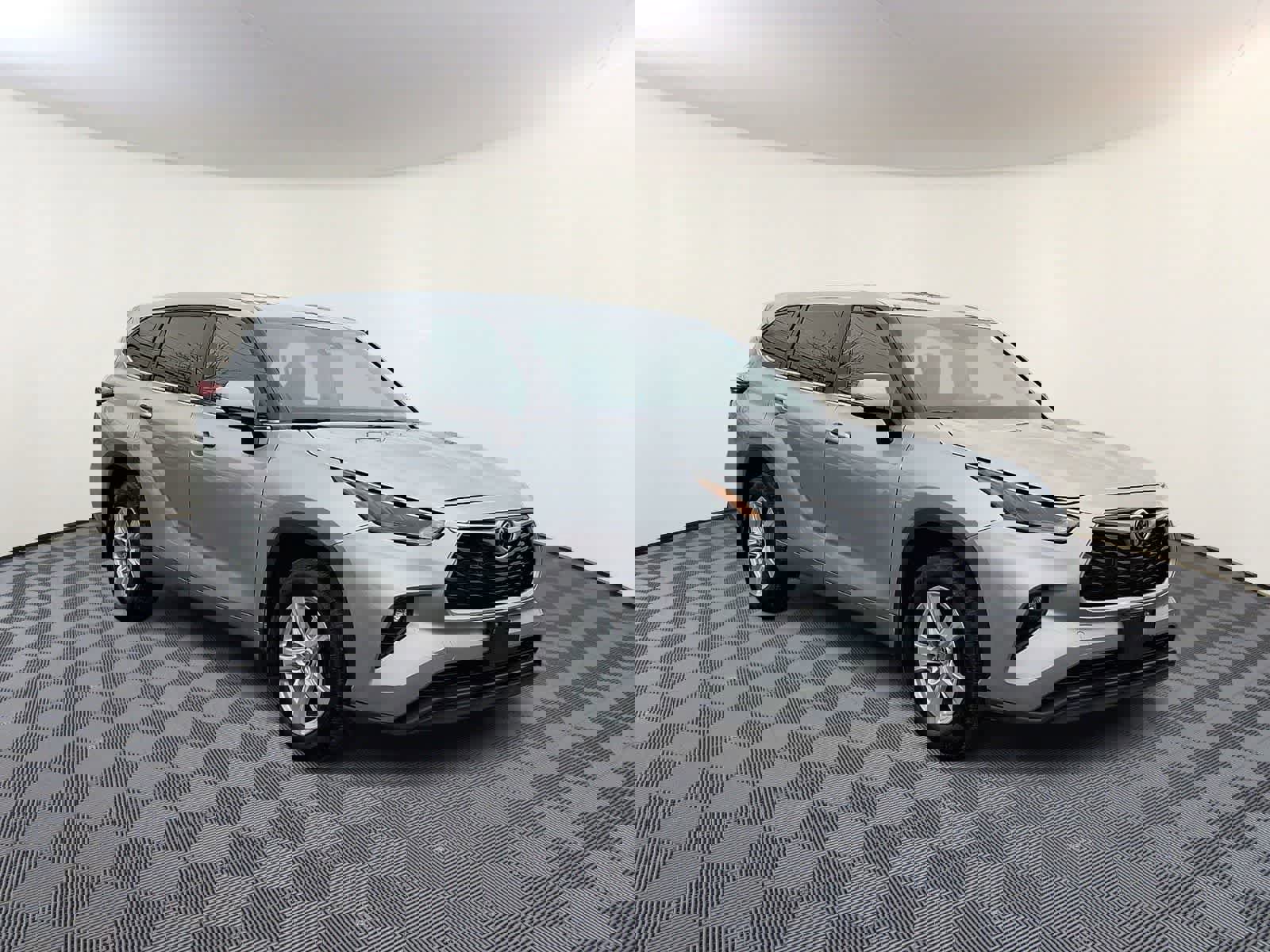 Used 2023 Toyota Highlander LE image 5