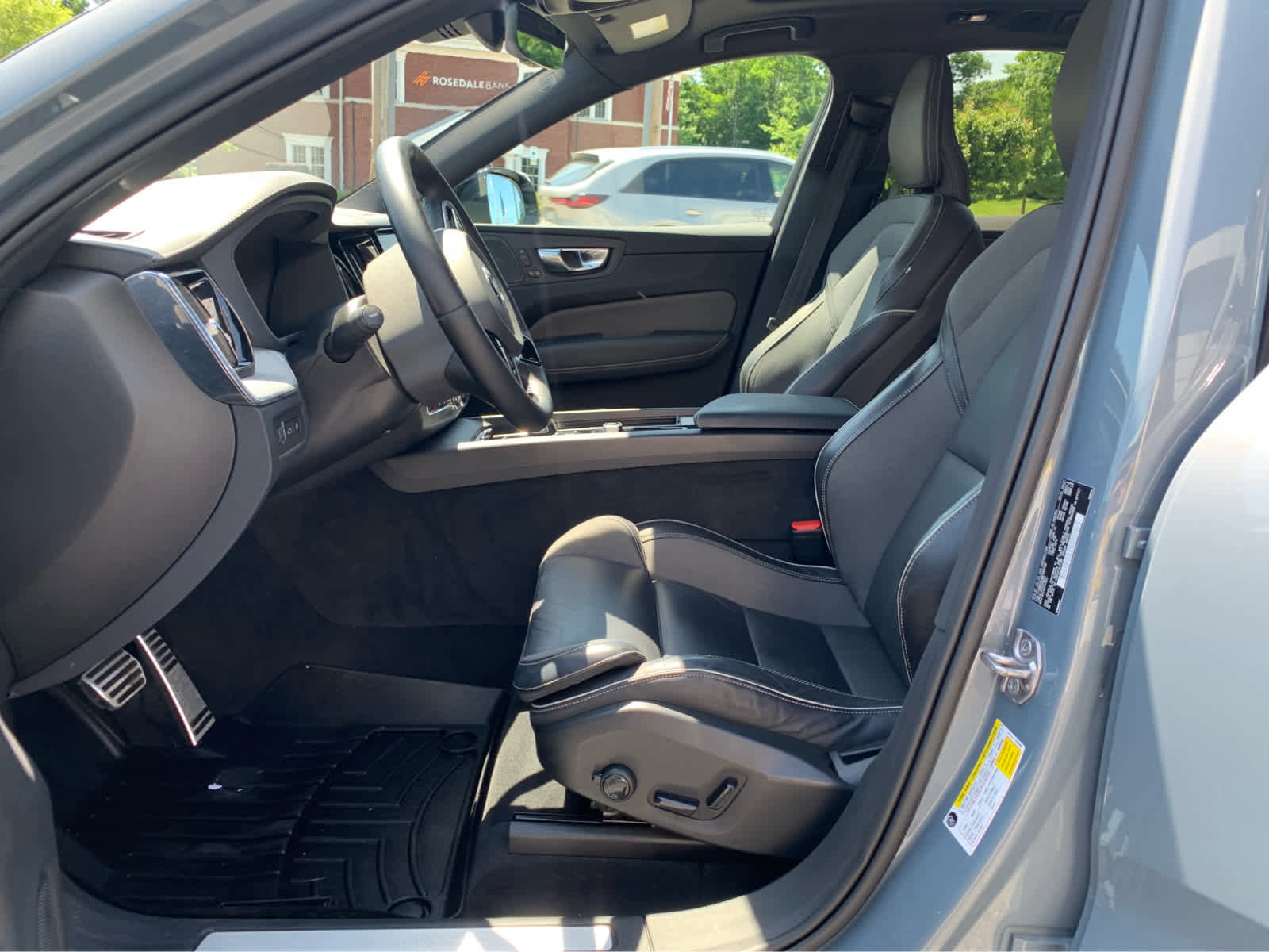 Used 2022 Volvo XC60 T8 R-Design w/ Advanced Package AWD/4WD image 11