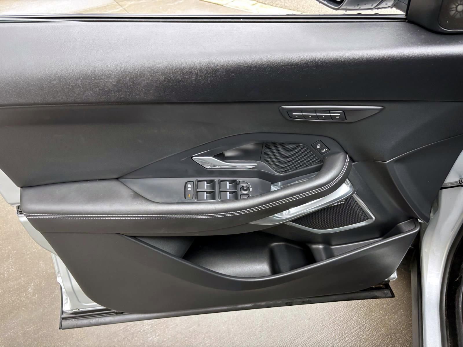 Used 2019 Jaguar E-PACE R-Dynamic HSE image 11