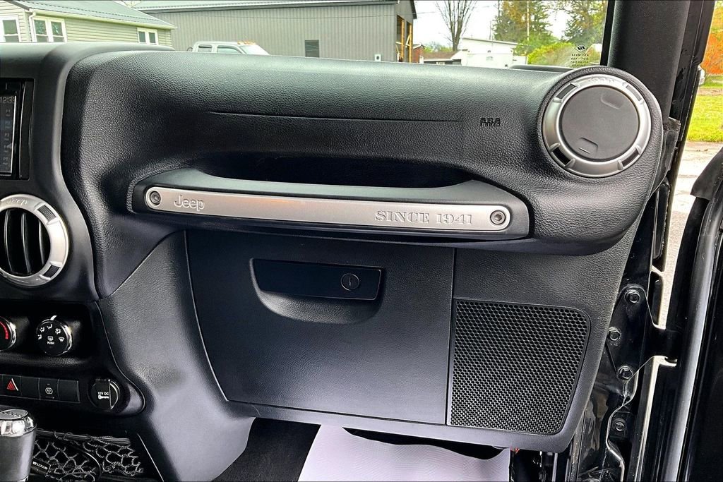 Used 2015 Jeep Wrangler Unlimited Sahara AWD/4WD image 15