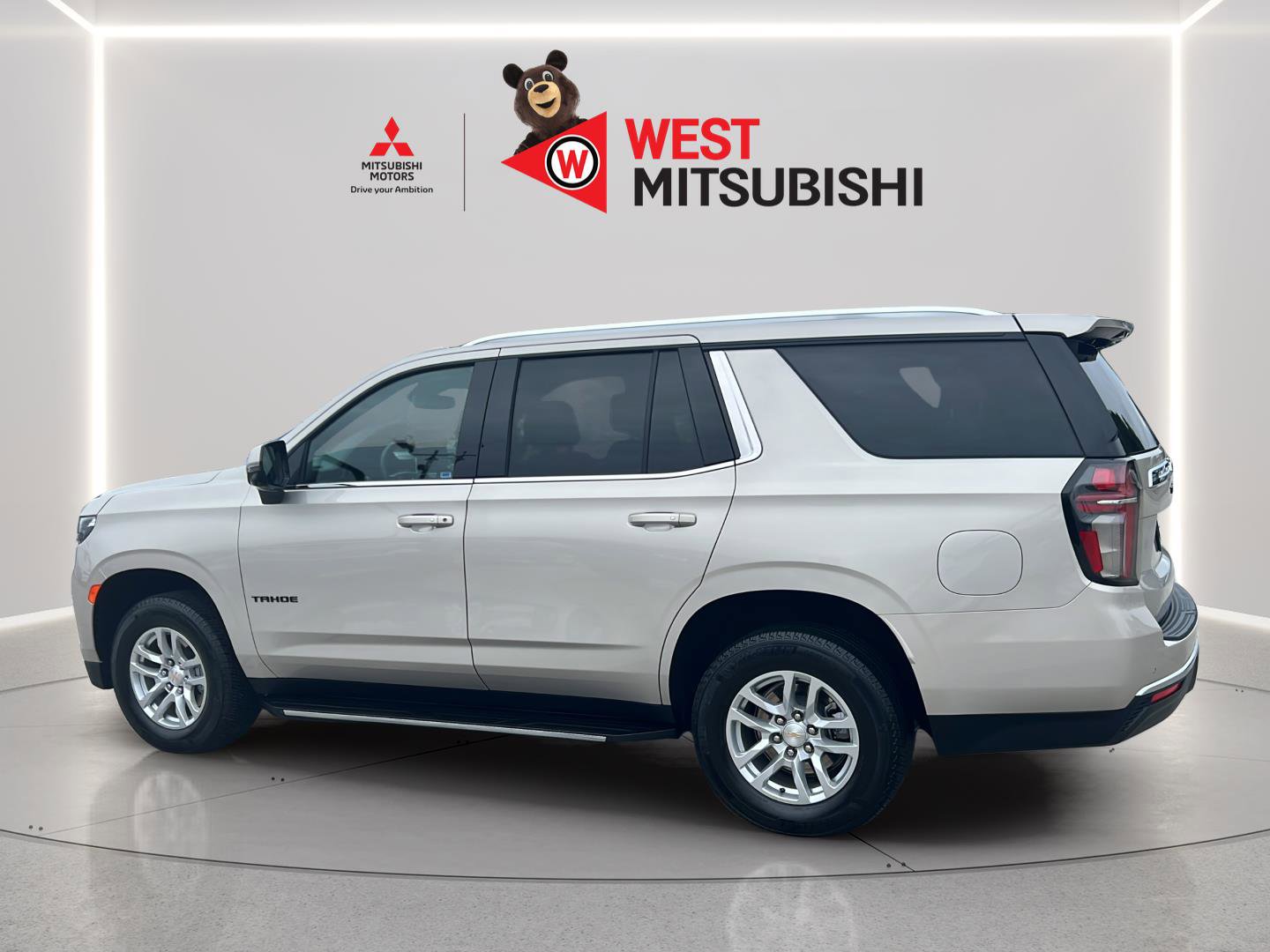 Used 2024 Chevrolet Tahoe LT w/ Luxury Package AWD/4WD image 3