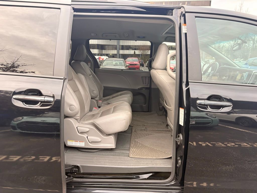 Used 2016 Toyota Sienna XLE image 24
