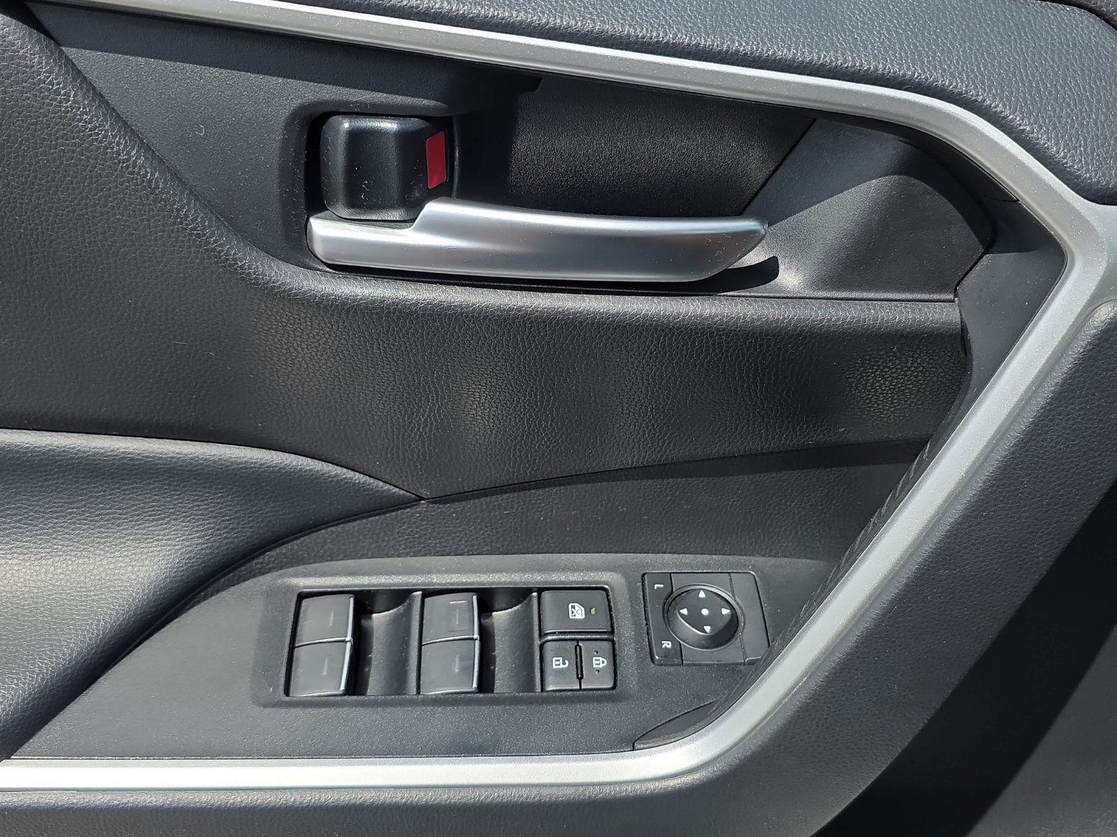 Used 2025 Toyota RAV4 XLE FWD image 25