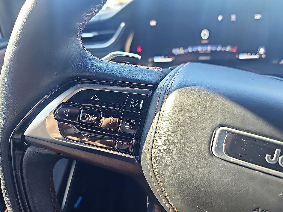 Used 2023 Jeep Grand Cherokee L Summit w/ Luxury Tech Group V image 21