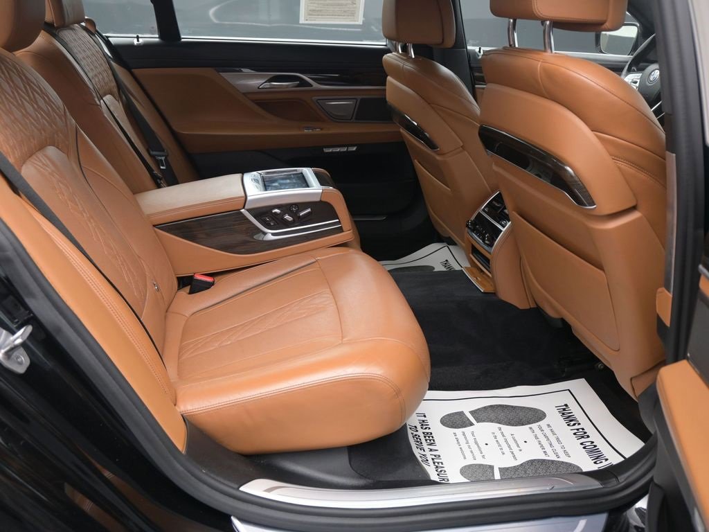 Used 2017 BMW 750i xDrive image 11