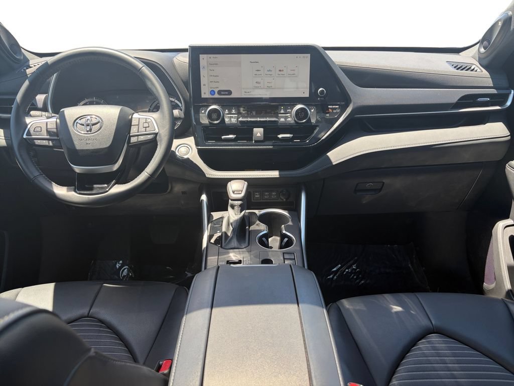 Used 2023 Toyota Highlander XSE FWD image 12