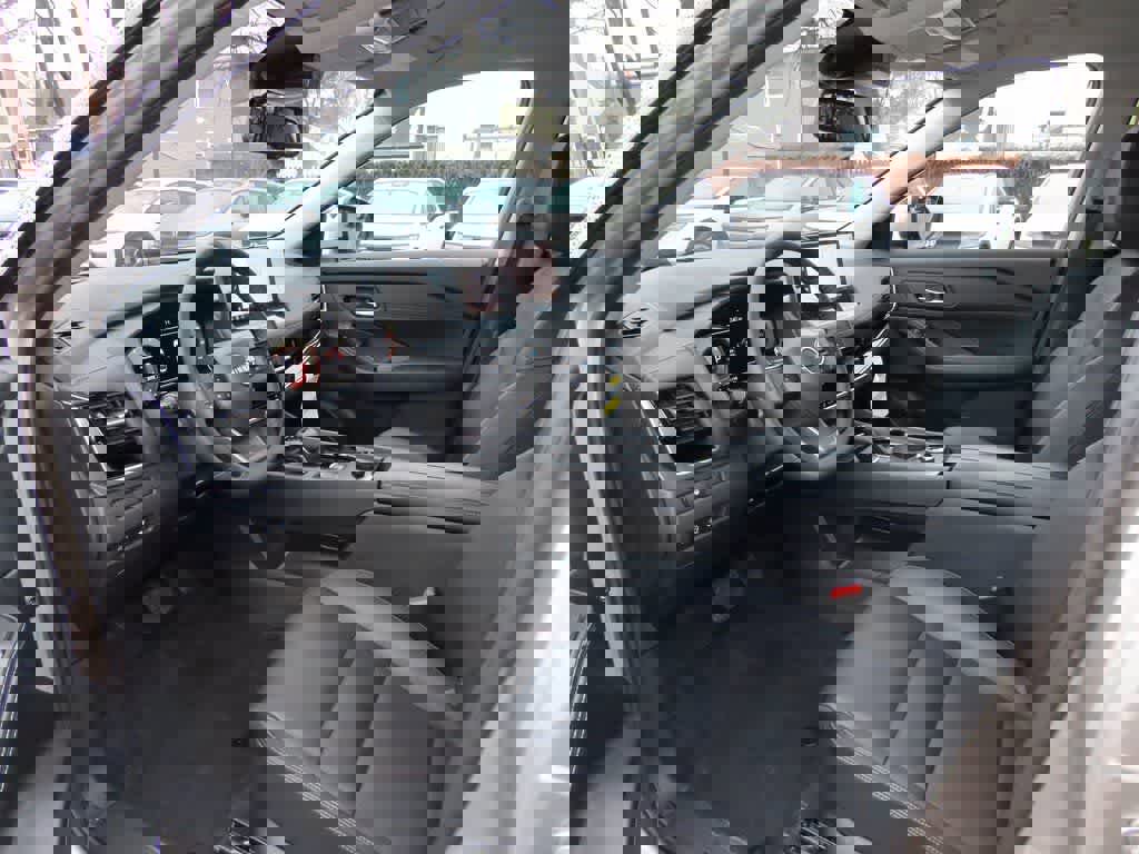 Used 2025 Nissan Rogue SL image 2