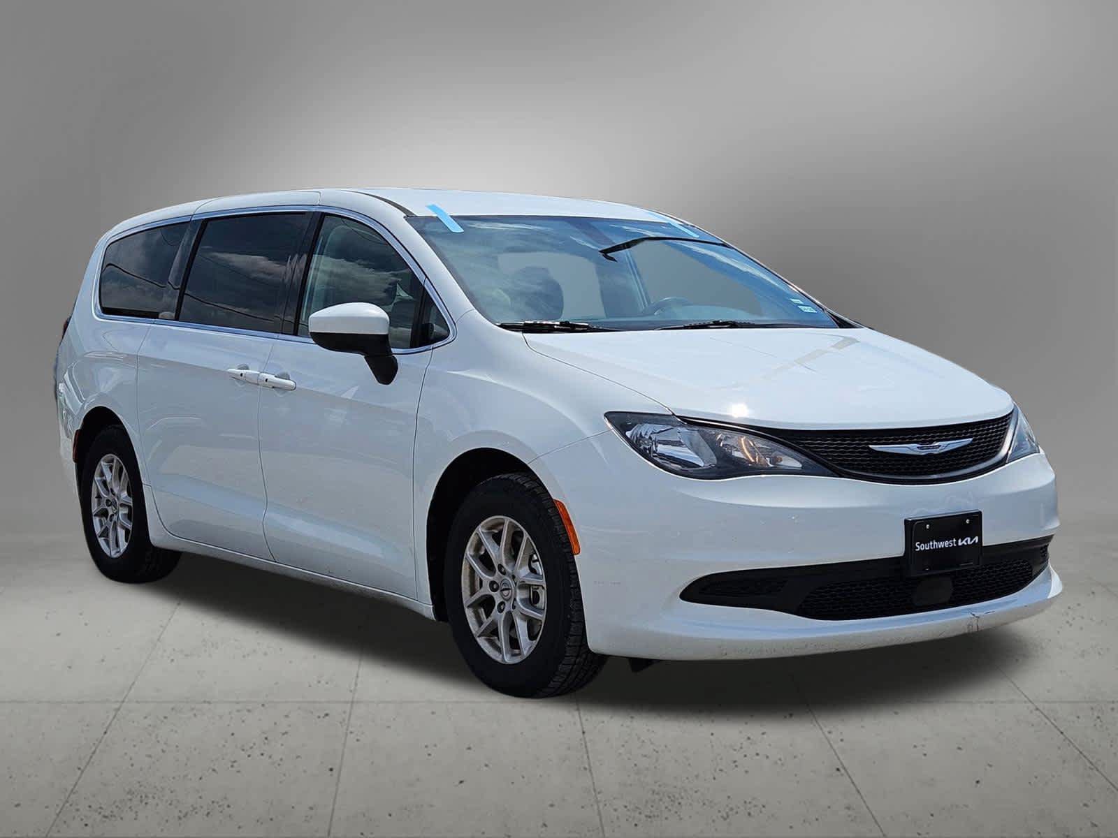 Used 2022 Chrysler Voyager LX FWD image 8